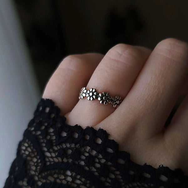 Daisy Chain Ring - Sterling Silver Ring